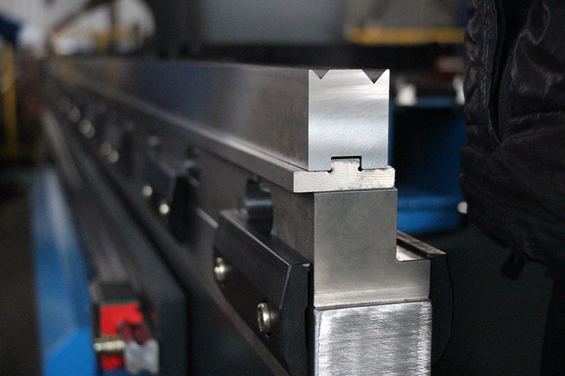 重慶某廚具制造廠購(gòu)買折彎?rùn)C(jī)模具